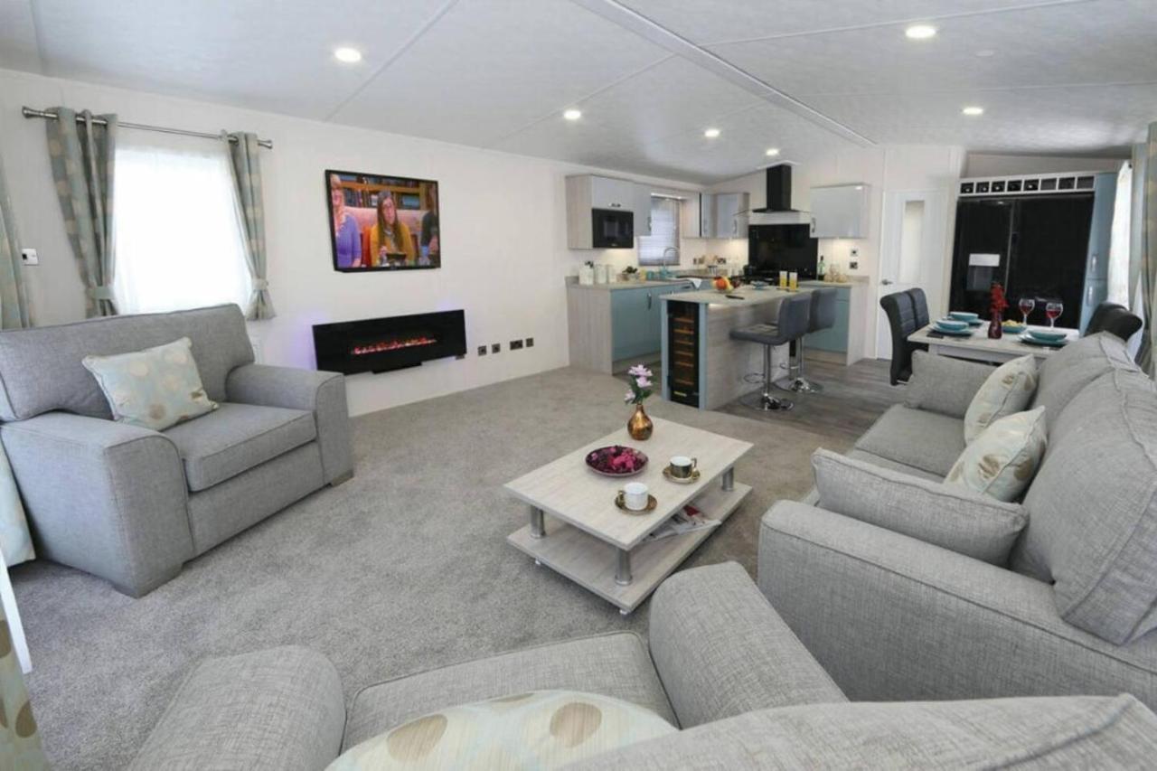 Superior 6 Berth Holiday Home In Suffolk Saxmundham Exterior foto